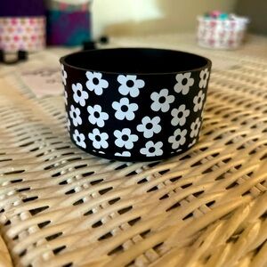 Flower boot for 30 or 40oz cup!! Black and white!!